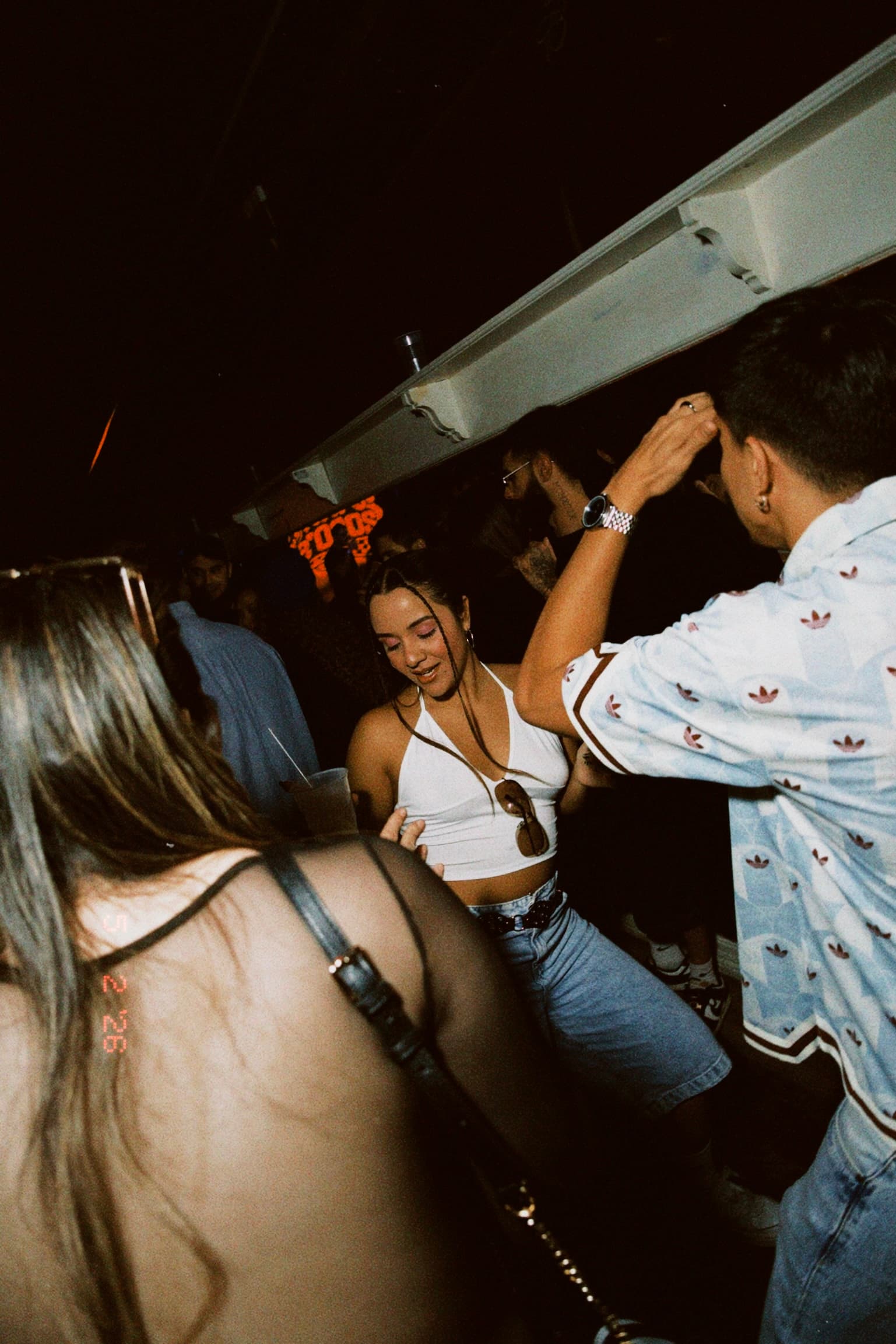 Público bailando en una noche de Flow 2000's