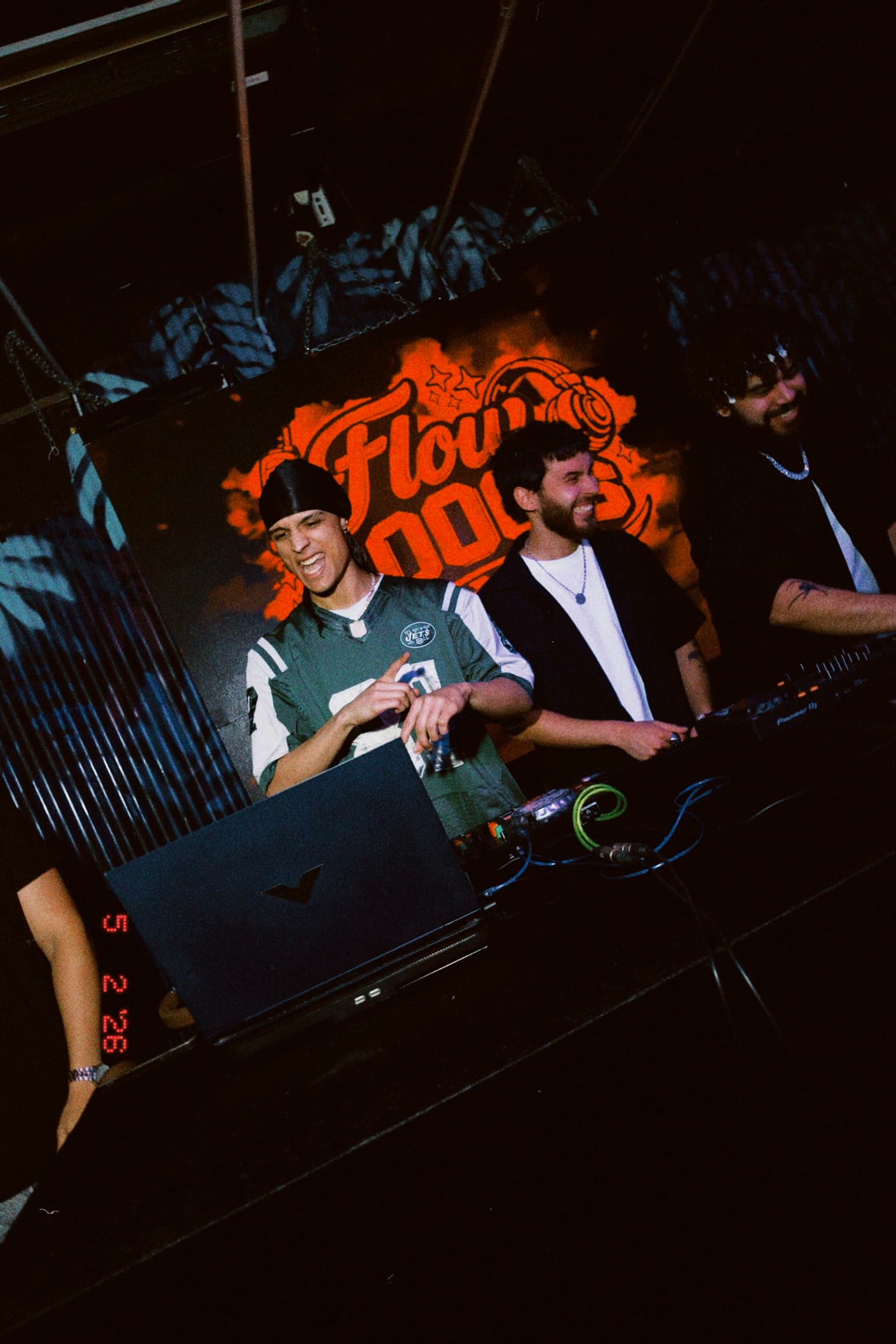 DJ booth y equipo de Flow 2000's